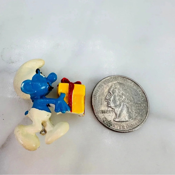 Vintage Jokey Smurf Pin Die Cast Present Box Cartoon Comic 70s Collectib… - Picture 3 of 9